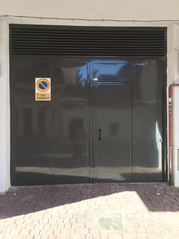 Puerta de acceso a garaje o almacén