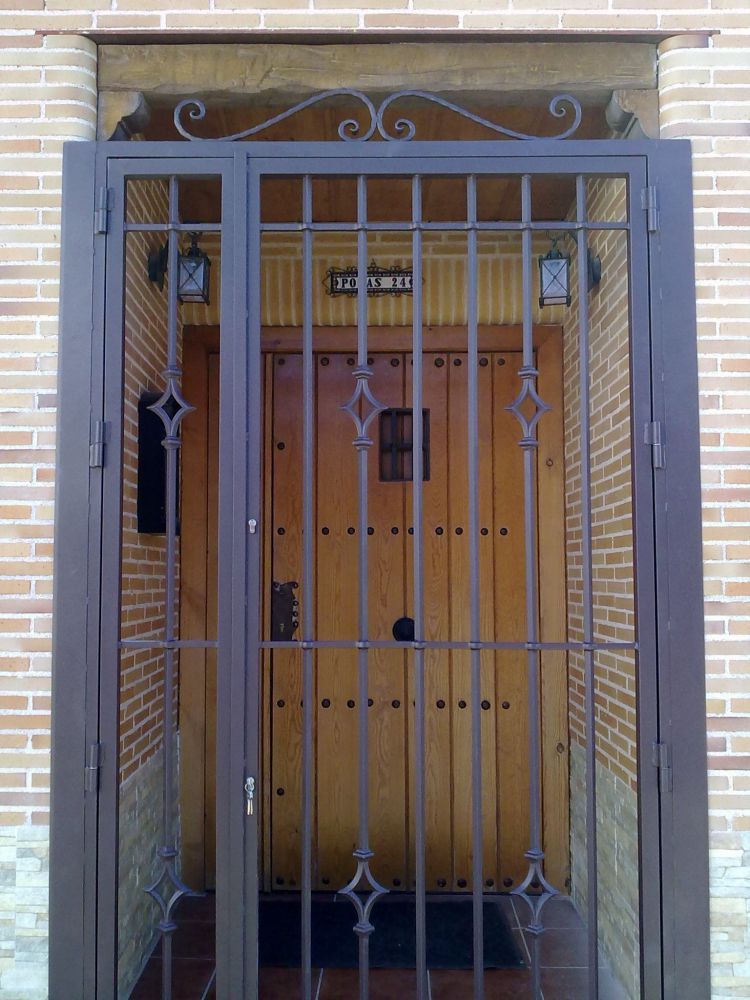 Puerta exterior con reja