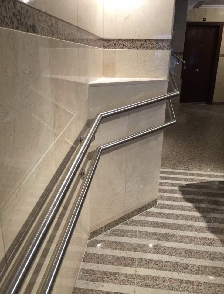 Barandilla de metal junto a escalera