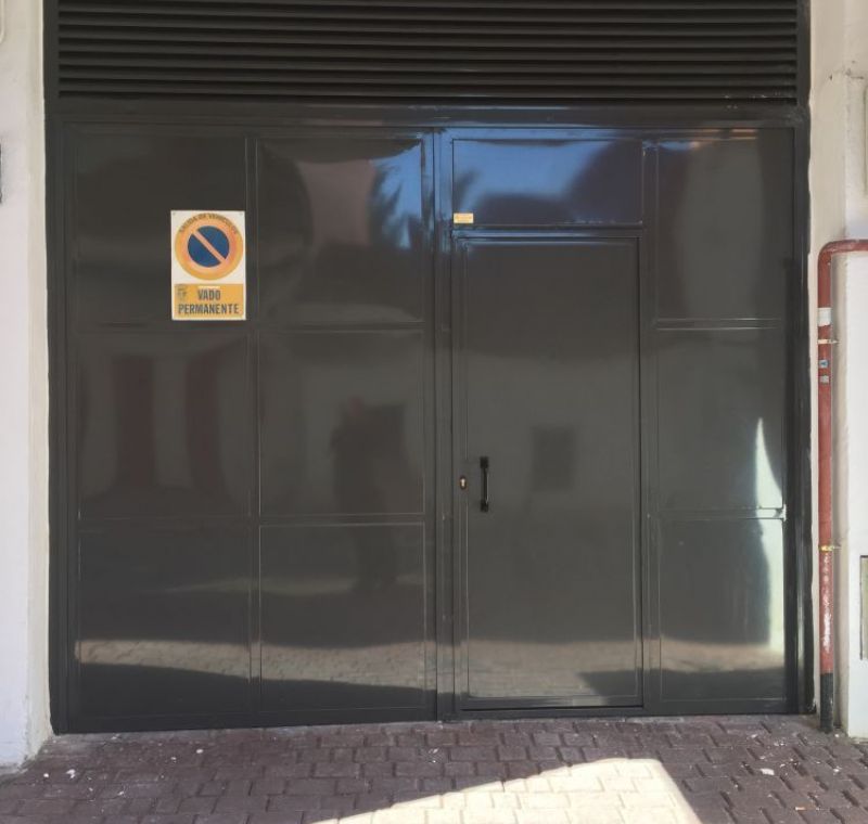Puerta de acceso a garaje o almacén