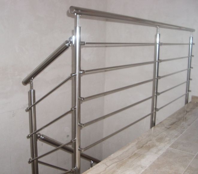 Escalera con barandilla de aluminio