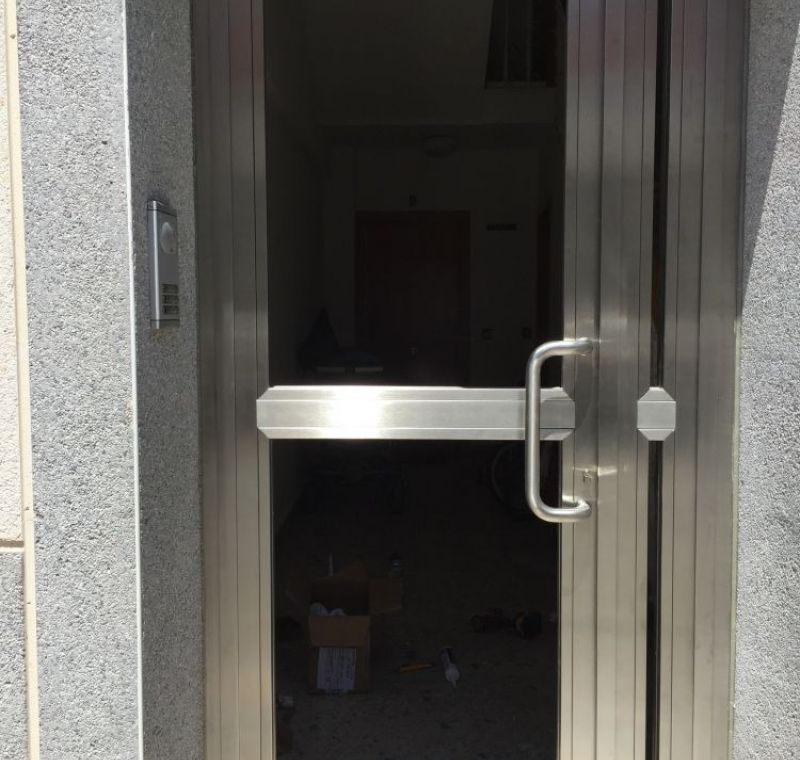 Puerta de portal de aluminio y vidrio